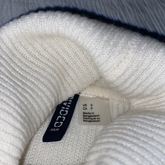 H&M Cropped Turtleneck Sweater - Picture 3 of 3
